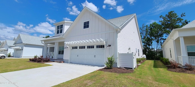 view of front facade featuring a garage and a front yard