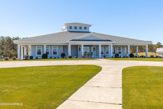 view of front facade featuring a front lawn