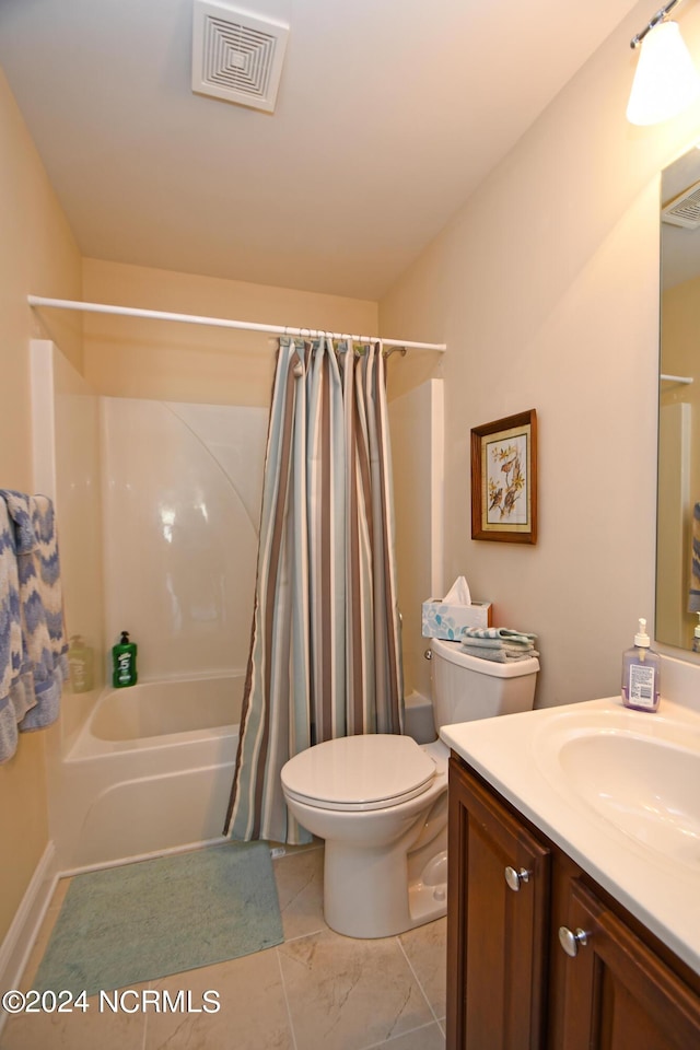 full bathroom with shower / tub combo with curtain, vanity, and toilet