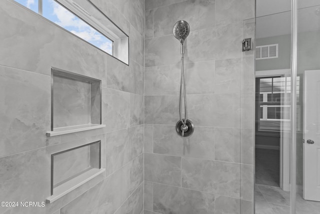 bathroom featuring tiled shower