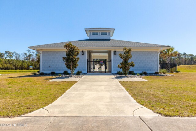 view of front of home featuring a front yard