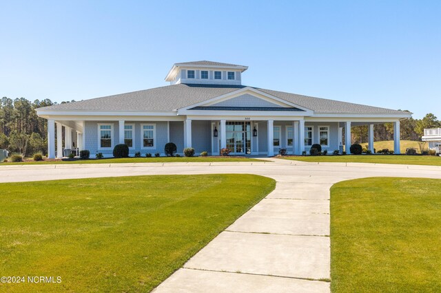 view of front facade featuring a front yard