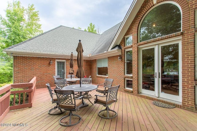 deck with outdoor dining space