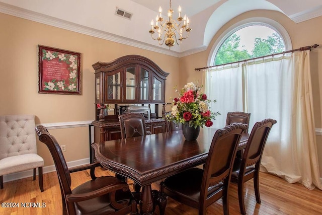 dining area with light wood finished floors, baseboards, visible vents, and ornamental molding