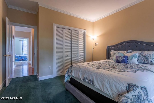 carpeted bedroom featuring crown molding and a closet