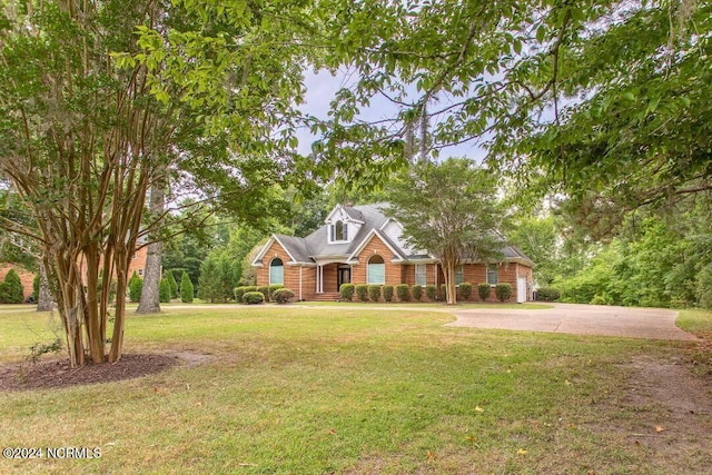 view of front of property with a front yard