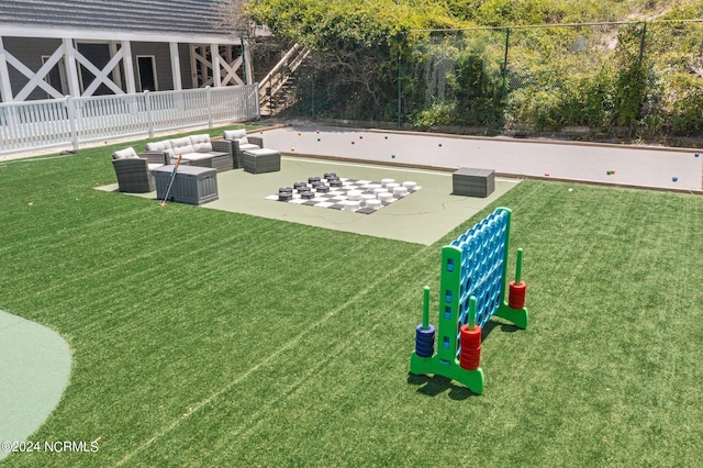 view of yard featuring outdoor lounge area