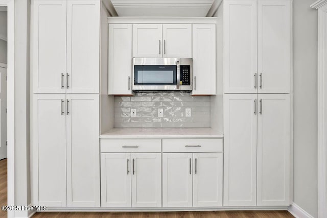 kitchen with backsplash and white cabinets