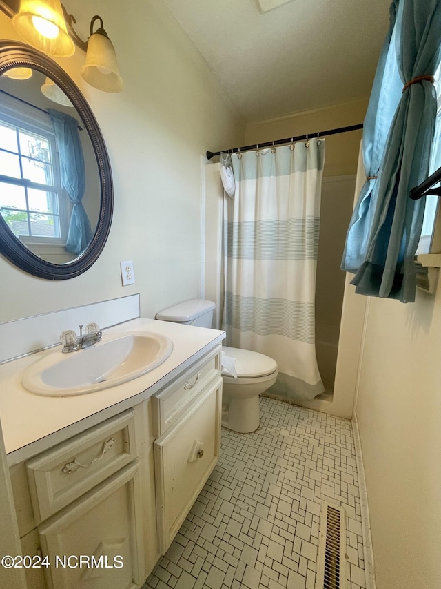 bathroom with toilet, visible vents, shower / tub combo with curtain, and vanity