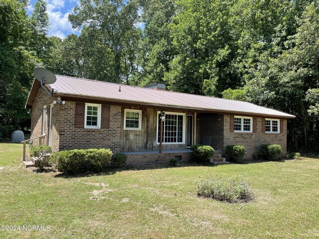 ranch-style house featuring a front lawn