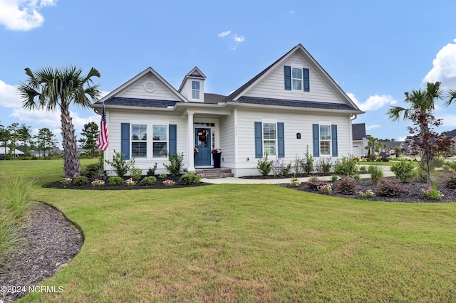 view of front of property featuring a front lawn