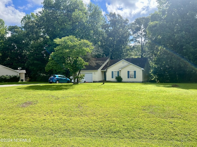 view of front facade featuring a front yard