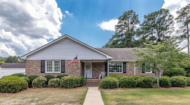 view of front of house featuring a front lawn