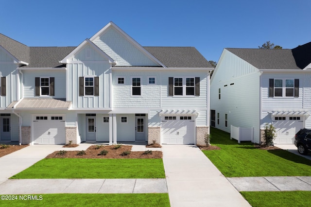 view of front facade featuring a front yard and a garage