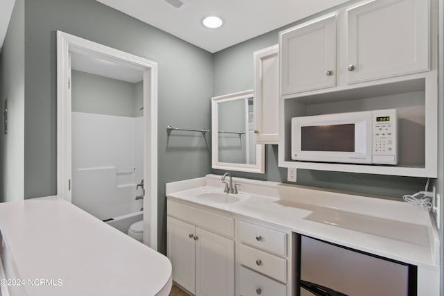 full bathroom with washtub / shower combination, vanity, and toilet