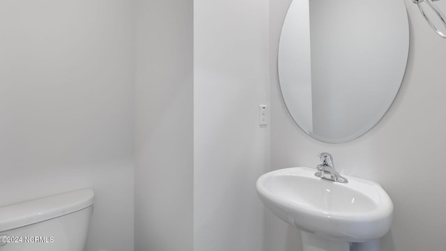 bathroom featuring sink and toilet