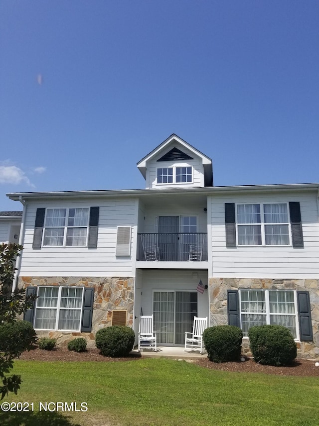 view of front facade featuring a front lawn