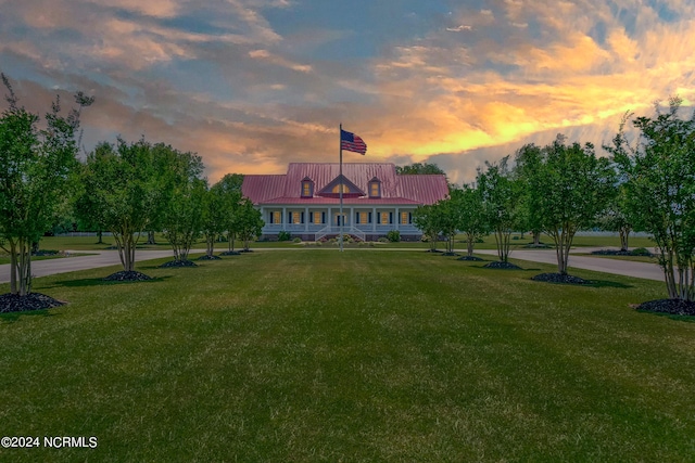 view of front of house featuring a lawn