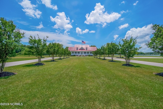 view of property's community featuring a lawn