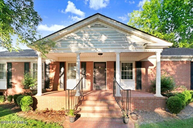 view of front of home with covered porch