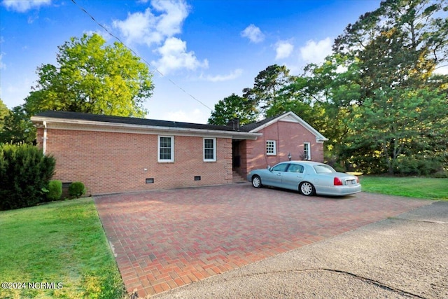 single story home featuring a front lawn