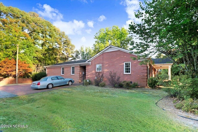 ranch-style home featuring a front lawn