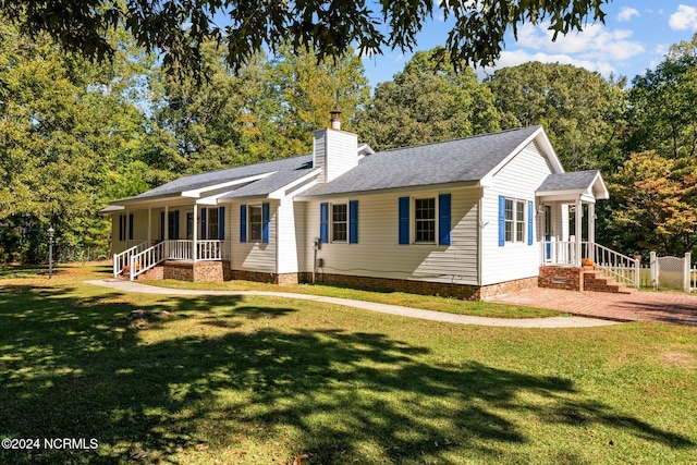 view of front facade featuring crawl space, a shingled roof, a chimney, and a front yard