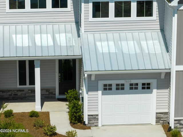 view of front of house featuring a garage