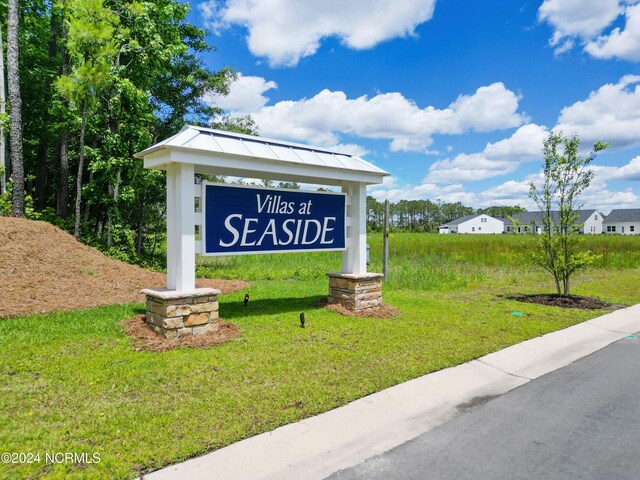 community / neighborhood sign featuring a yard