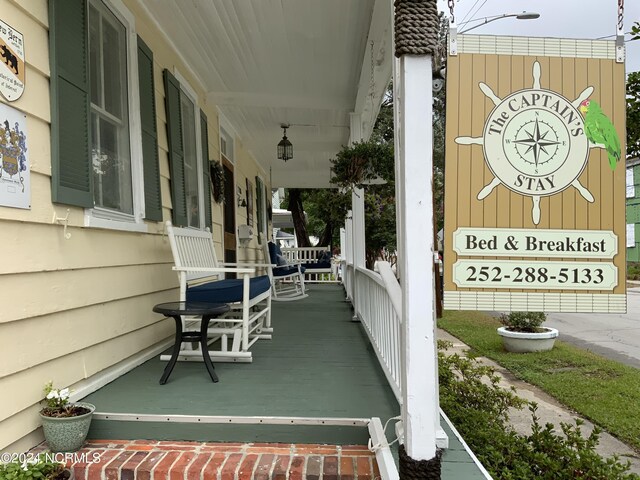 view of front of property featuring covered porch