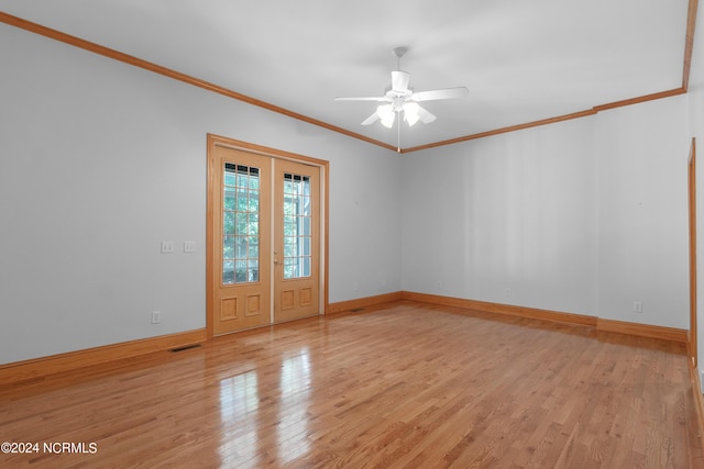 unfurnished room featuring visible vents, baseboards, light wood-style flooring, ceiling fan, and crown molding