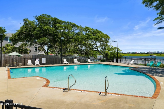 view of swimming pool featuring a patio