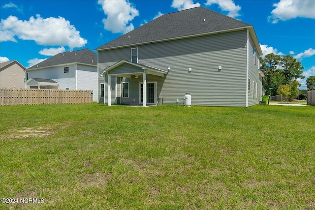 back of house featuring a lawn