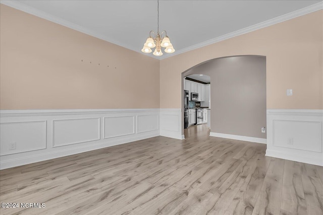 unfurnished room with crown molding, a chandelier, and light hardwood / wood-style flooring