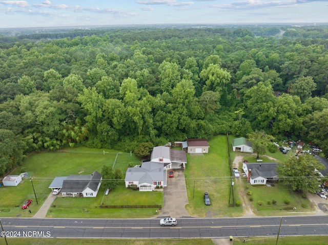 birds eye view of property featuring a forest view