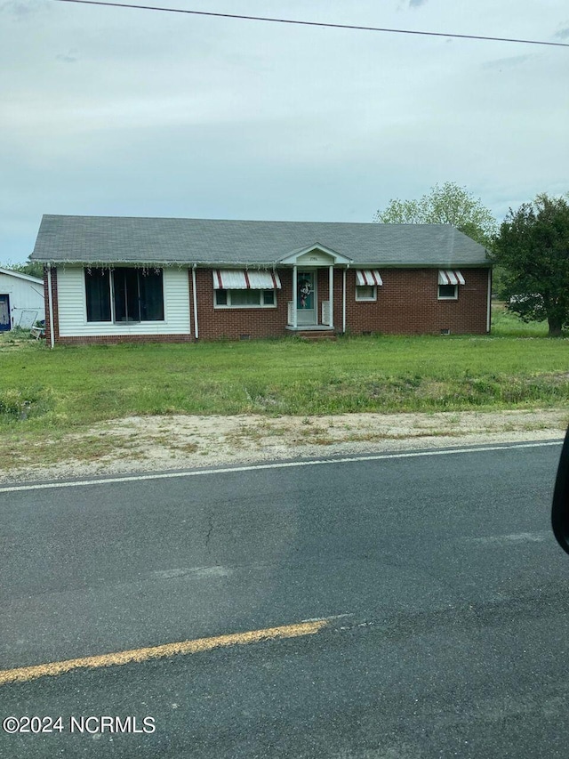 view of front of house with a front lawn