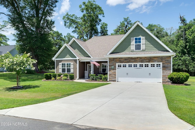 craftsman inspired home featuring a front lawn