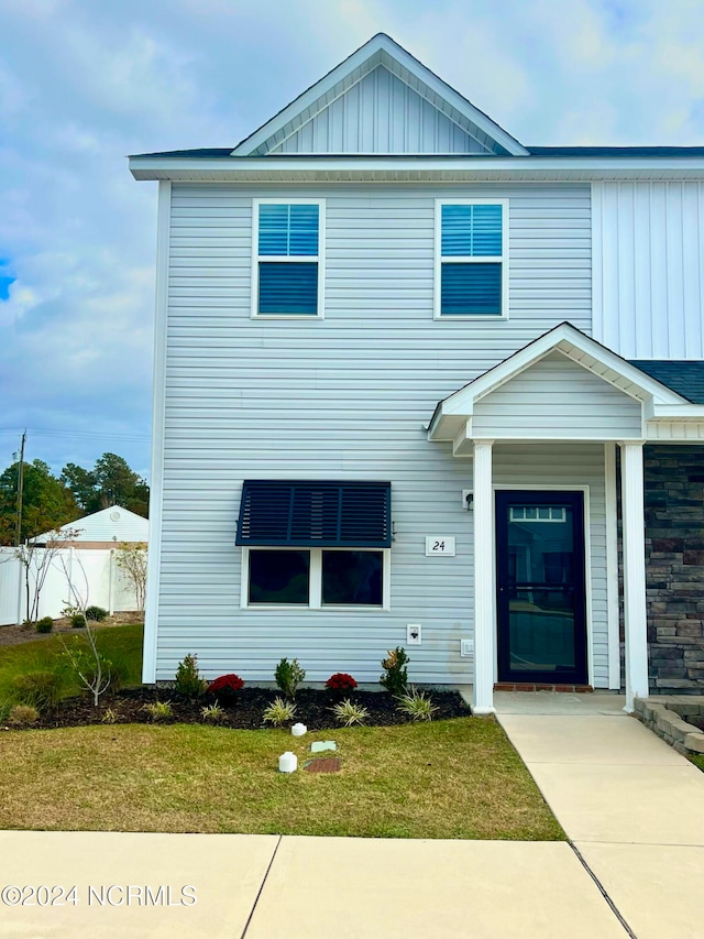 view of front of property featuring a front lawn