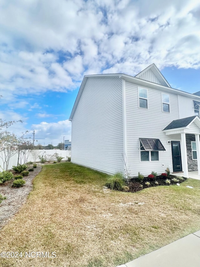 view of side of property featuring a lawn