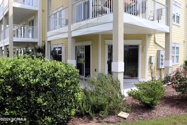 property entrance with a balcony