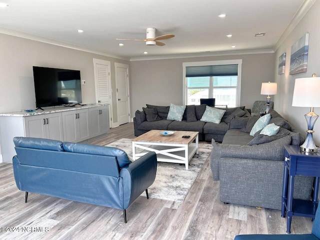 living room with light wood-style floors, recessed lighting, a ceiling fan, and crown molding