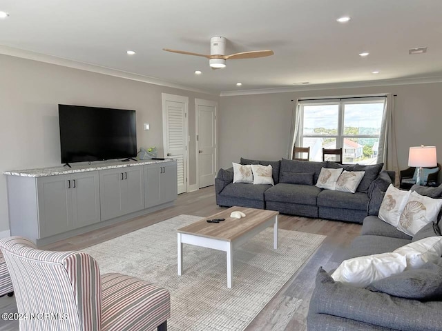 living room featuring light wood finished floors, ornamental molding, a ceiling fan, and recessed lighting