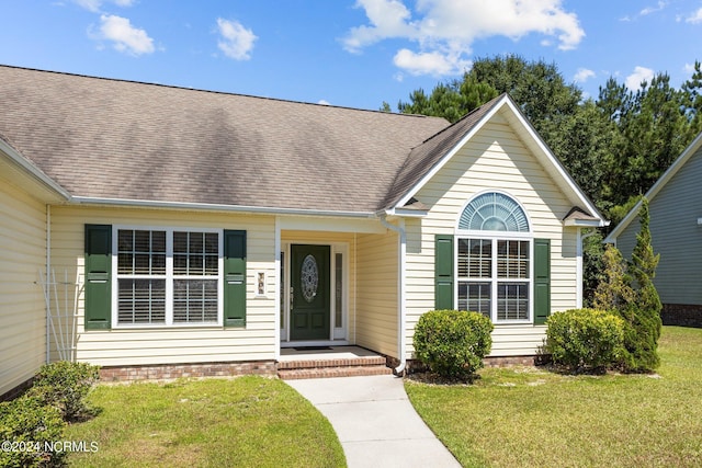 view of front of property featuring a front lawn