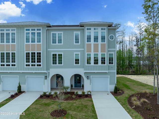 view of front of home featuring driveway, a garage, and a front yard