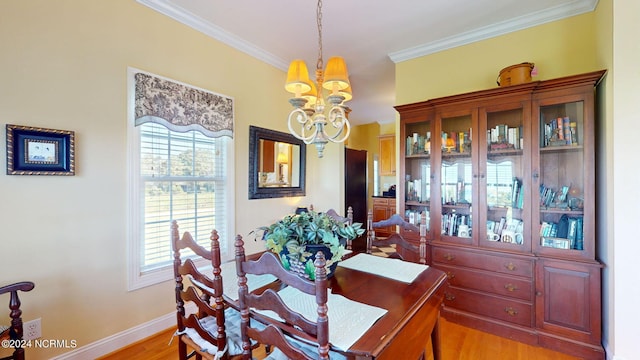 dining room featuring crown molding, light hardwood / wood-style flooring, and an inviting chandelier