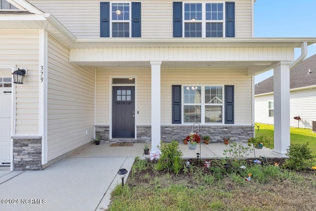 entrance to property featuring covered porch