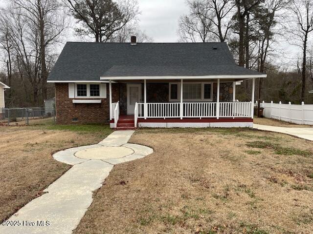 view of front facade with a front lawn and covered porch