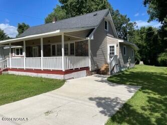 view of front of home with a front yard and covered porch