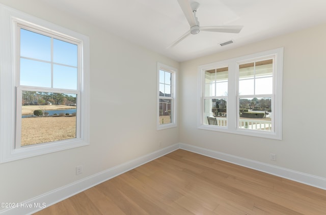 empty room featuring light hardwood / wood-style floors and ceiling fan