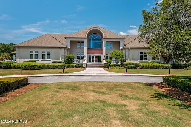 view of front facade with a front yard